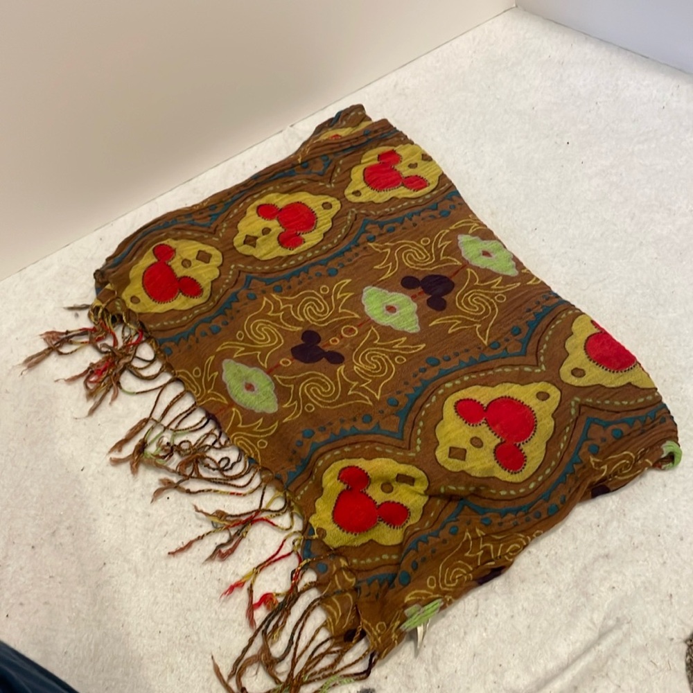 Hidden Mickey scarf Rare Pattern Disney Parks beautiful colors Pretty